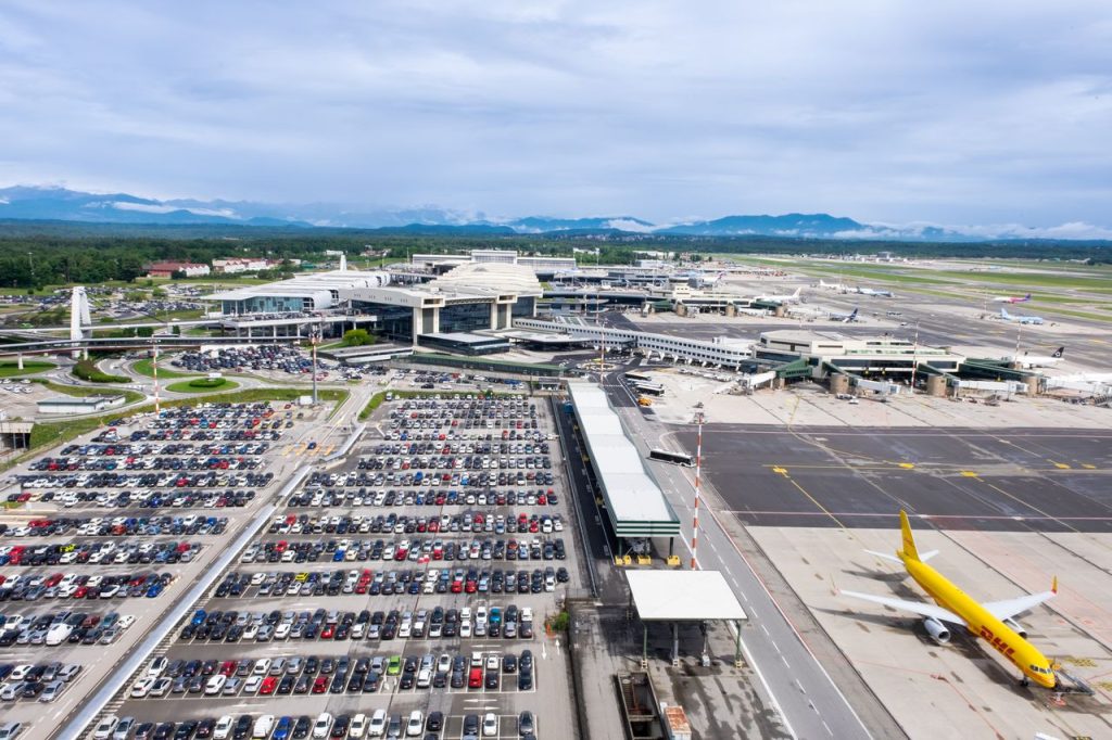 acasa-sau-la-aeroport