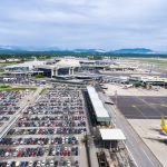 Sa las masina acasa si sa iau un Uber sau taxi, sau sa o las la aeroport?